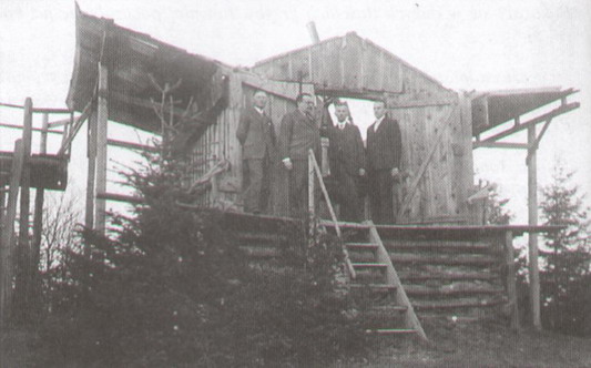 Pawilon obserwacyjny na Lubomirze. Na fotografii prof. Banachiewicz (drugi od lewej) w otoczeniu współpracowników